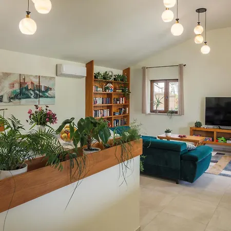 Villa Alora *