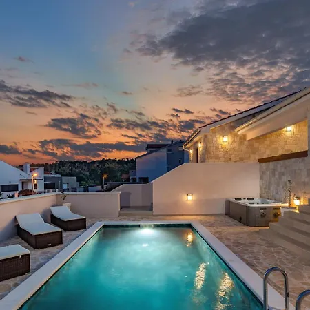 Villa Alora *