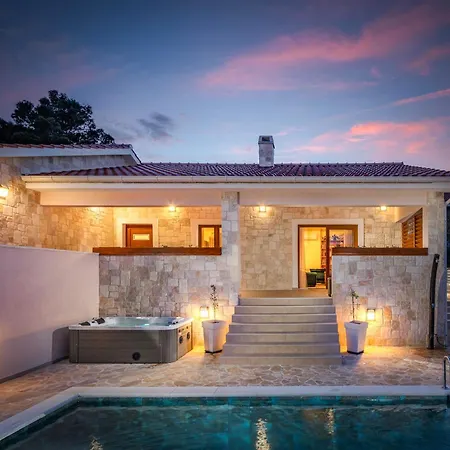 Villa Alora *